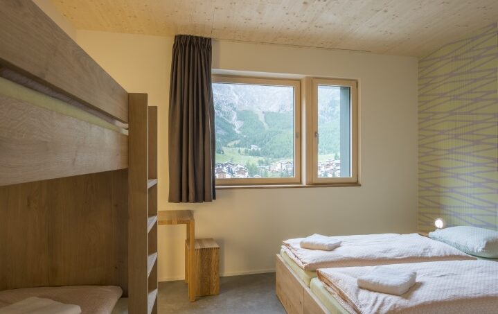 Kleines Zimmer mit Etagenbetten im Gruppenhaus Saas-Fee Wellness Hostel 4000