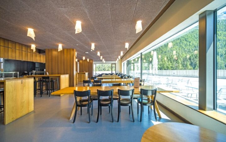 Gruppenhaus Saas Fee Wellness Hostel 4000 Restaurant in Berglandschaft