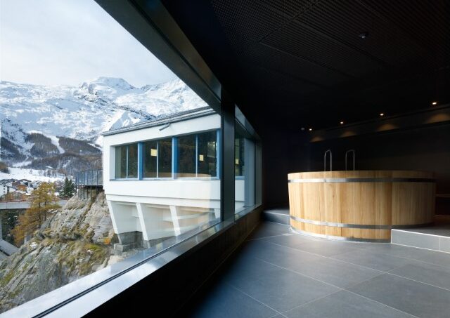 Hot Tub im Gruppenhaus Saas-Fee Wellness Hostel 4000 mit Bergblick