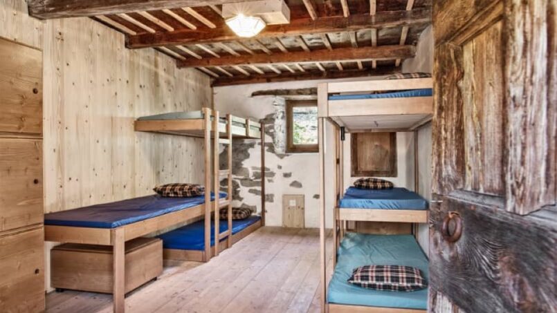 Gruppenhaus A VEJO Hostelleria in Linescio mit Etagenbetten und Holztür