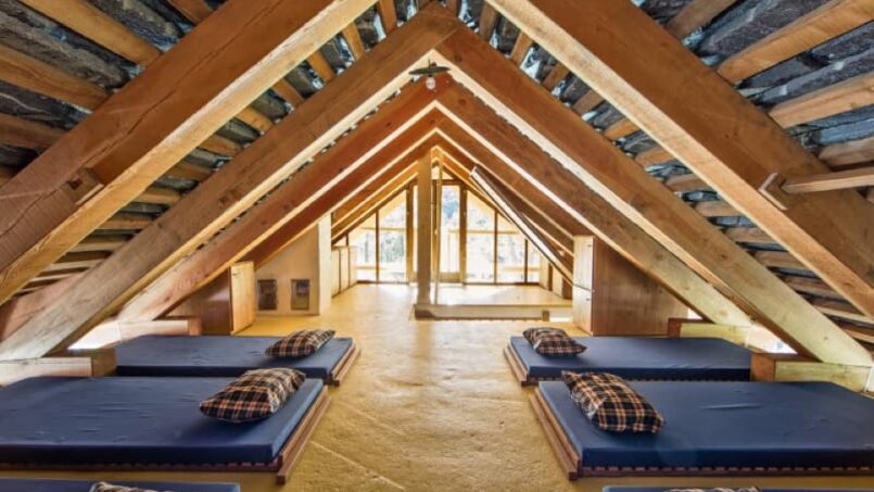 Gruppenhaus A VEJO Hostelleria in Linescio - Zimmer mit Betten im Dachgeschoss mit Holzbalken