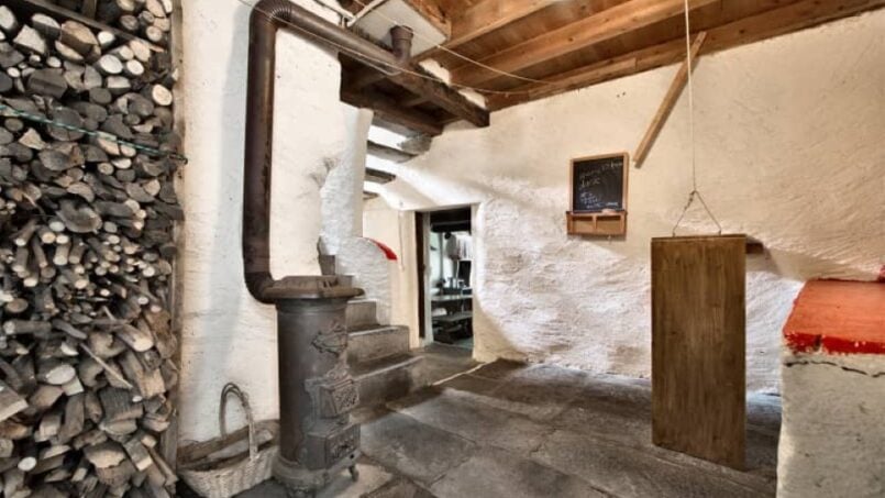 Gruppenhaus A VEJO in Hostelleria, Rustico - Zimmer mit Kamin und Holztreppe