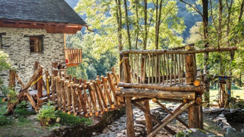 Holzbrücke im Wald neben dem Gruppenhaus A VEJO Hostelleria in Linescio