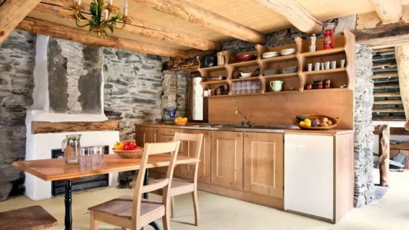 Steinmauern Holzboden Küche im Gruppenhaus A VEJO Hostelleria in Linescio