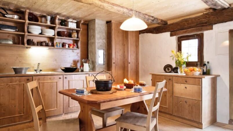 Gruppenhaus A VEJO Hostelleria in Linescio Holzküche mit Tisch und Stühlen