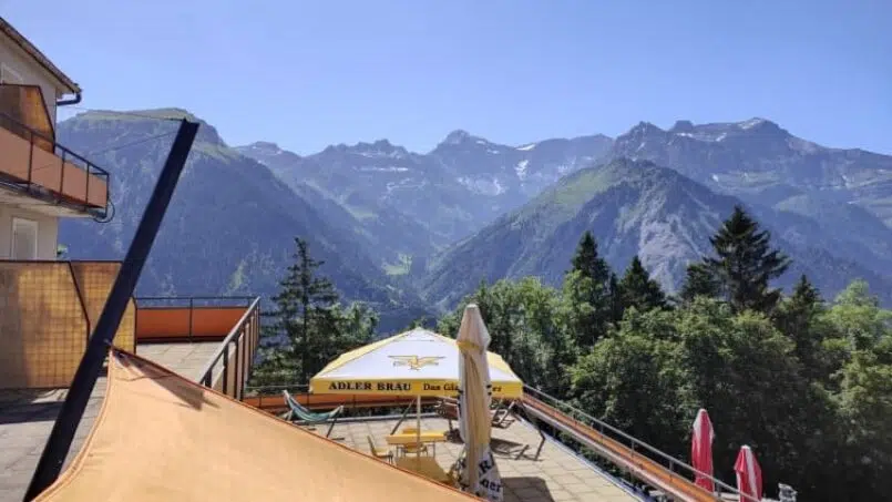 Gruppenunterkunft Adrenalin Backpackers Hotel Braunwald mit Bergblick vom Außenbereich