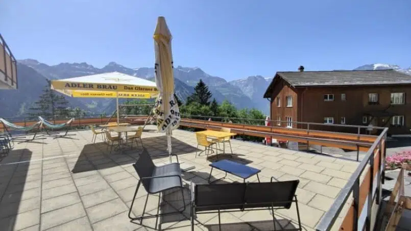 Gruppenunterkunft Haus Adrenalin Backpackers Hotel Braunwald Balkon mit Ausblick auf Berge