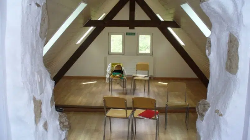 Gruppenunterkunft Adventure Begegnungszentrum Prêles Holzboden im Raum