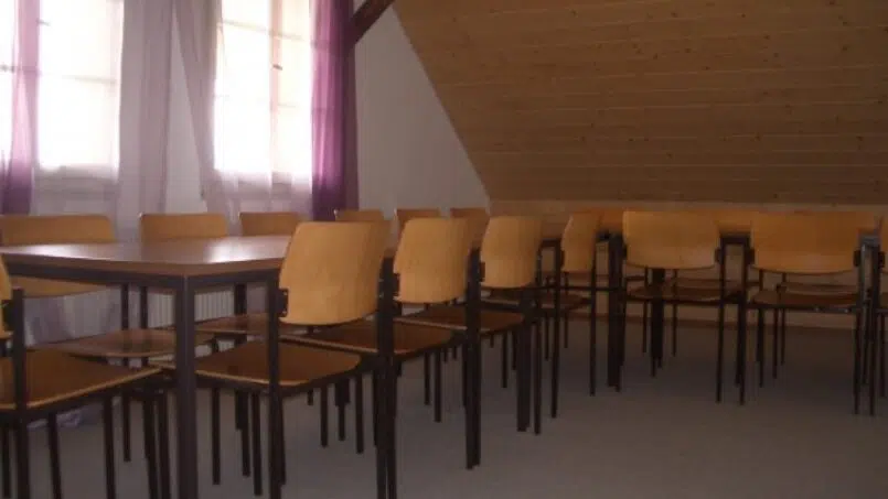 Gruppenunterkunft Haus Alpenblick Schwarzenegg Dachzimmer mit Tischen und Stühlen