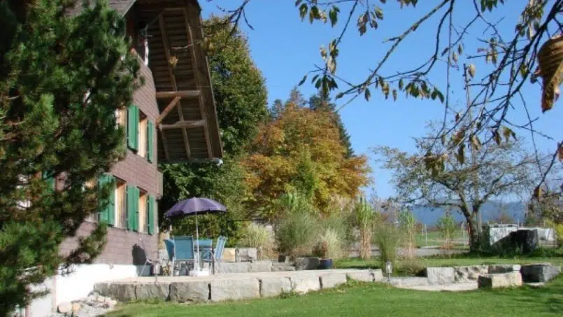 Gruppenunterkunft Haus Alpenblick in Schwarzenegg mit Garten und Bäumen im Hintergrund