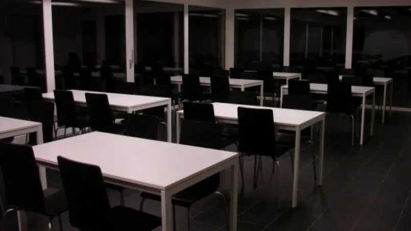 Gruppenunterkunft Haus Alpenblick Schwarzenegg, schwarz-weisses Zimmer mit Tischen und Stühlen