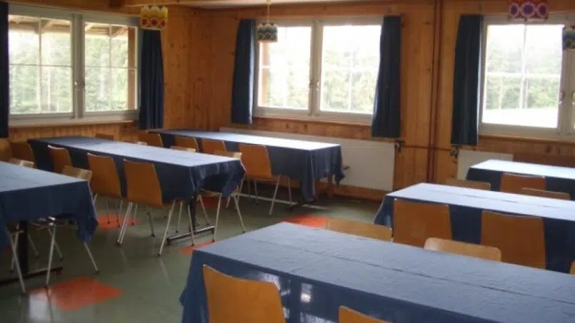 Gruppenunterkunft-Haus-Alpenblick-Schwarzenegg-Esszimmer-mit-Tischen-und-Stühlen