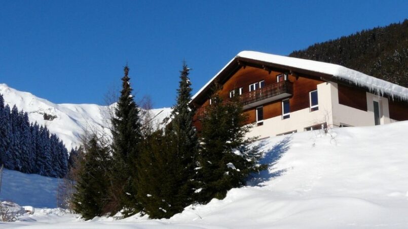 Gruppenhaus-Alpina-Segnas-Disentis-Winterlandschaft-Schneehügel