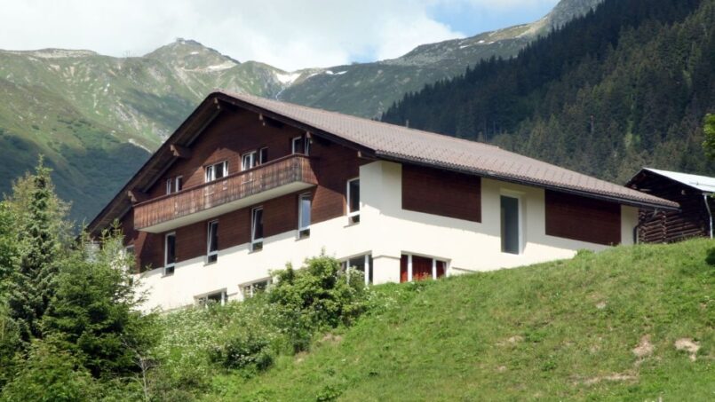 Gruppenhaus Alpina Segnas in den Bergen von Disentis