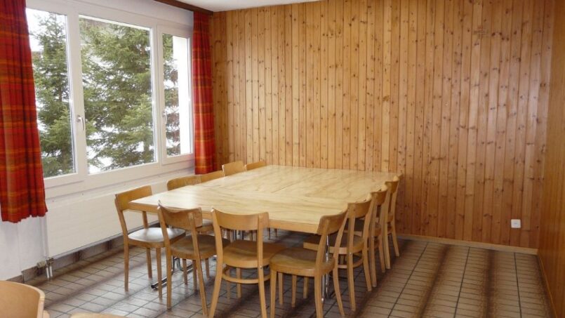 Gruppenhaus Alpina Segnas Holzzimmer mit Tisch, Gruppenunterkunft in Segnas/Disentis