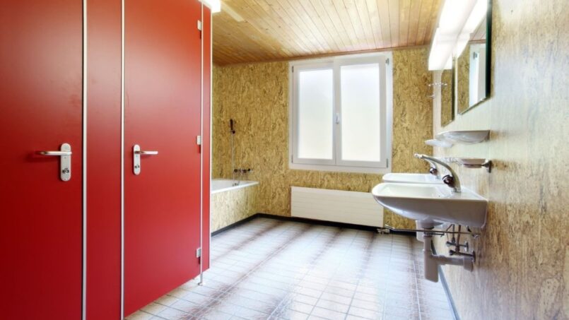 Gruppenhaus-Alpina-Segnas-Badezimmer-mit-roten-Wänden-und-Holzboden