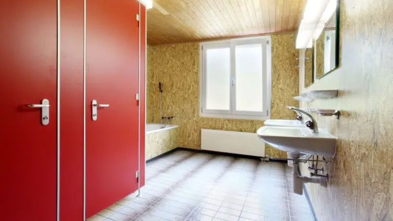 Gruppenhaus-Alpina-Segnas-Badezimmer-mit-roten-Wänden-und-Holzboden