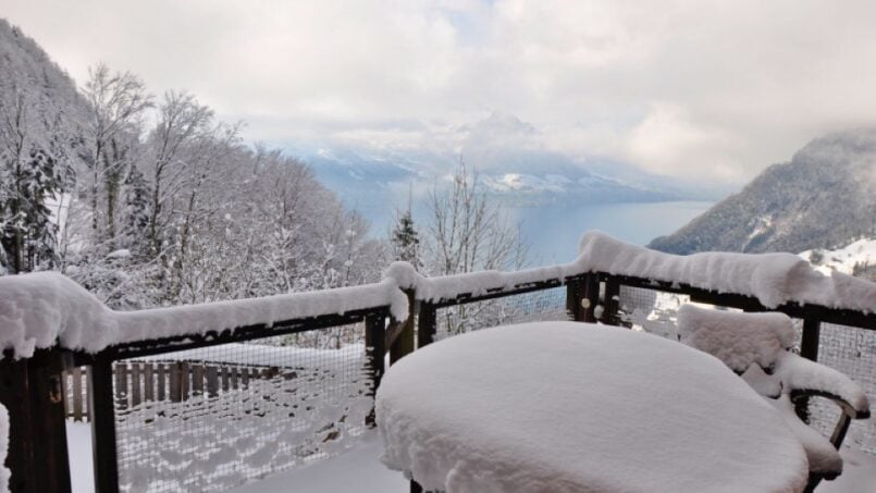 Schneebedeckter Tisch auf Terrasse des Gruppenhauses Arche Stiftung Ruchenberg in Gersau mit Seeblick