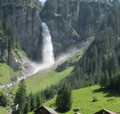 Gruppenhaus Bad Brunnital in Unterschächen mit Blick auf die Schweizer Alpen