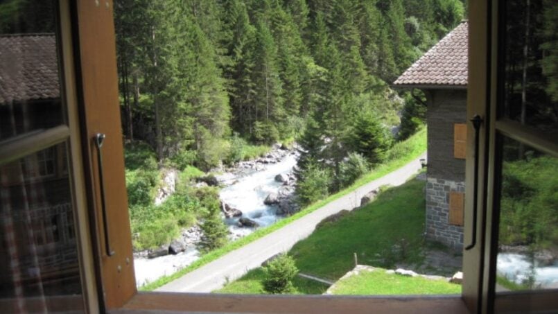 Gruppenhaus Bad Brunnital Unterschächen Blick auf Fluss durch Fenster