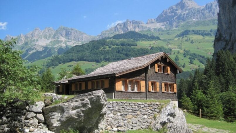 Gruppenhaus-Bad-Brunnital-Holzhütte-in-den-Bergen-Unterschächen