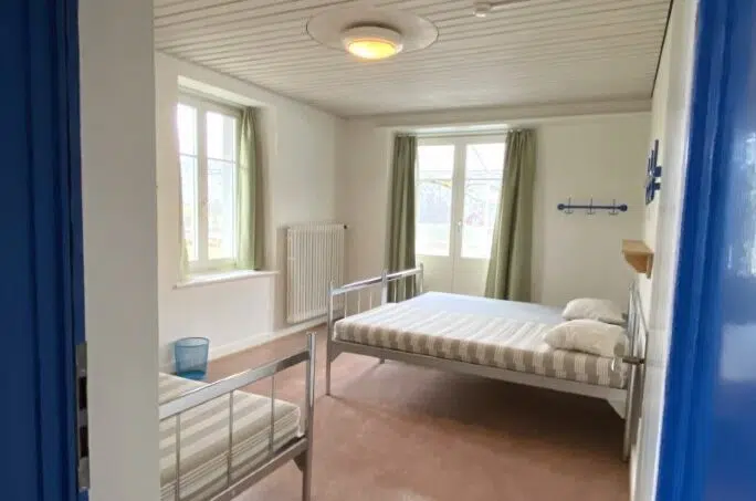 Gruppenhaus Baselbieter Chinderhus Langenbruck mit zwei Betten und blauen Türen