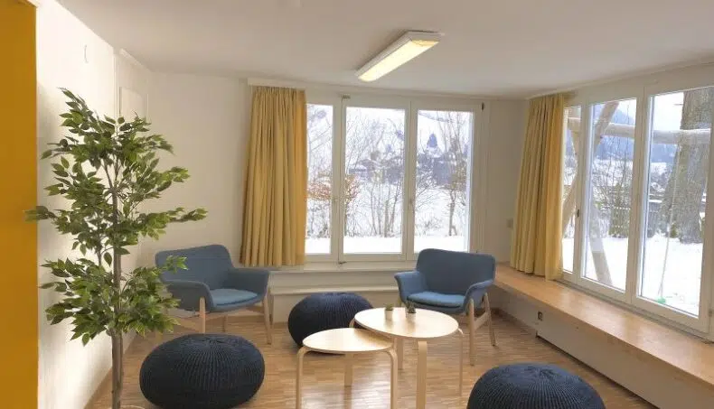 Gruppenhaus Baselbieter Chinderhus in Langenbruck - Wohnzimmer mit Stühlen und Fenster
