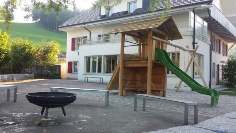 Gruppenhaus Baselbieter Kinderhaus in Langenbruck mit Holzspielplatz und Feuerstelle