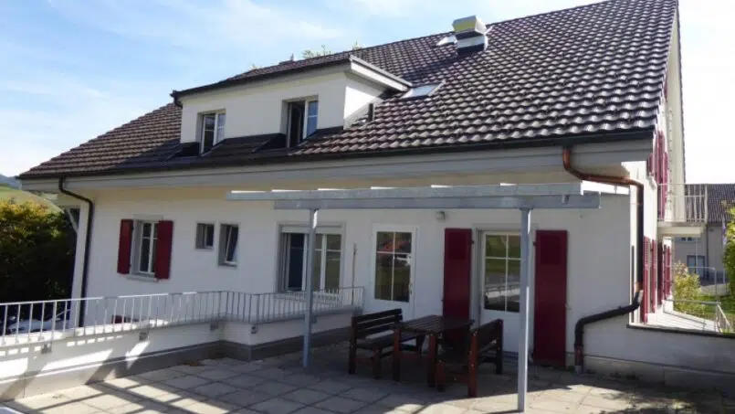 Gruppenhaus Baselbieter Kinderhaus in Langenbruck mit Patio und Tisch