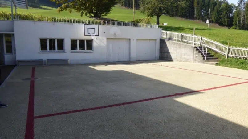 Gruppenhaus Baselbieter Kinderhaus in Langenbruck mit Basketballplatz