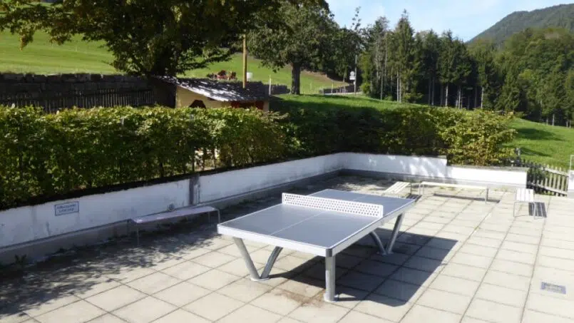 Gruppenhaus Baselbieter Kinderhaus Langenbruck Ping Pong Tisch auf der Terrasse