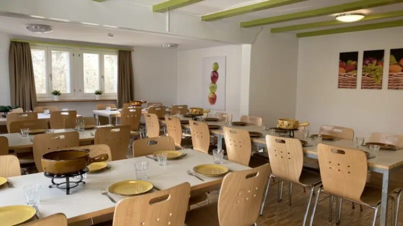 Gruppenhaus Baselbieter Chinderhus Esszimmer mit Tischen und Stühlen in Langenbruck