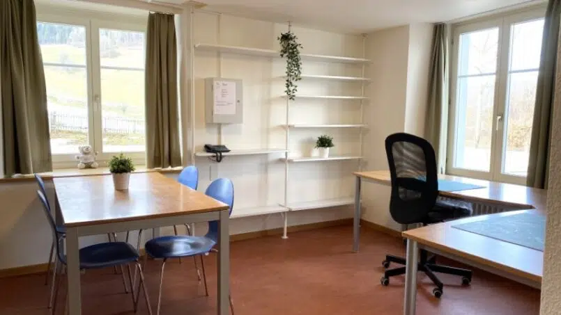 Gruppenhaus Baselbieter Chinderhus Langenbruck Büro mit Schreibtisch und Fensterblick
