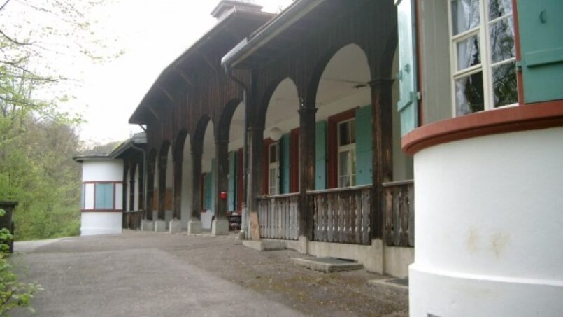 Gruppenhaus Beguttenalp in Erlinsbach, hölzernes Gebäude mit grünen Fensterläden