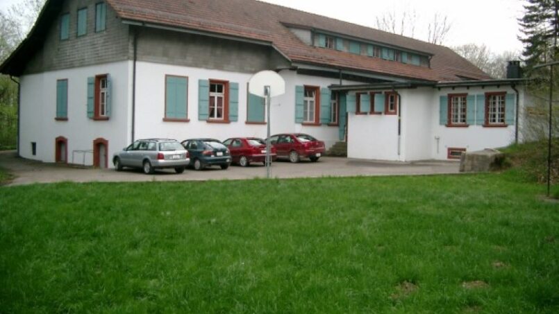 Gruppenhaus Beguttenalp Erlinsbach weißes Gebäude mit blauen Fensterläden
