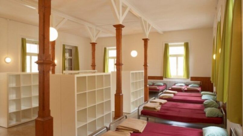 Gruppenhaus Beguttenalp Erlinsbach Zimmer mit Etagenbetten und Bücherregalen