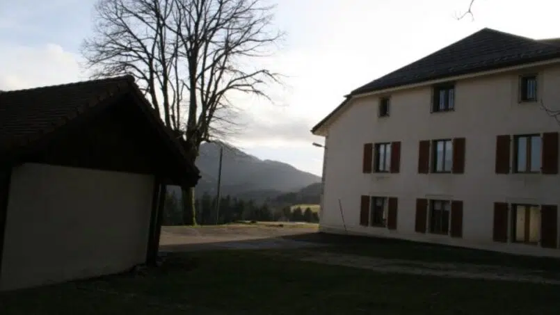 Gruppenhaus Bellevue Mont-de-Buttes umgeben von Feldern und Bergen