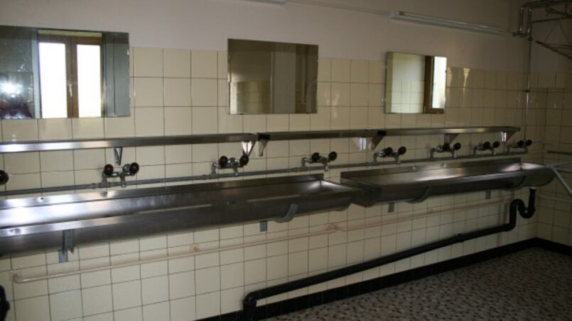 Gruppenhaus Bellevue Mont de Buttes Badezimmer mit mehreren Waschbecken und Spiegeln
