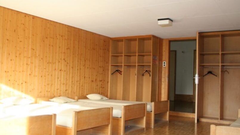 Gruppenhaus Bellevue Mont-de-Buttes Zimmer mit Etagenbetten und Holzwänden