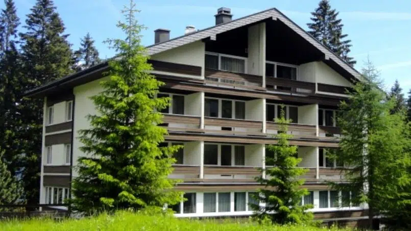 Gruppenhaus Berghaus Mörlialp in Giswil/Mörlialp, großes Apartmentgebäude im Wald