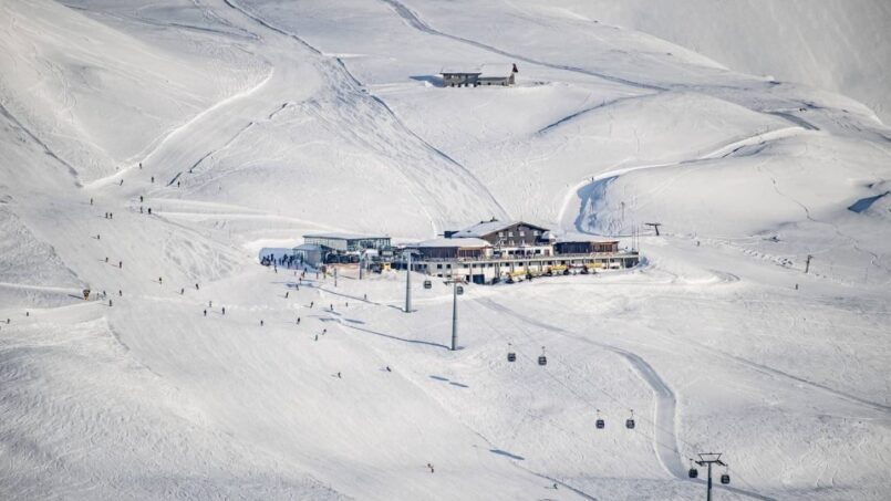 Gruppenhaus Berghaus Nagens Flims Skigebiet Luftaufnahme