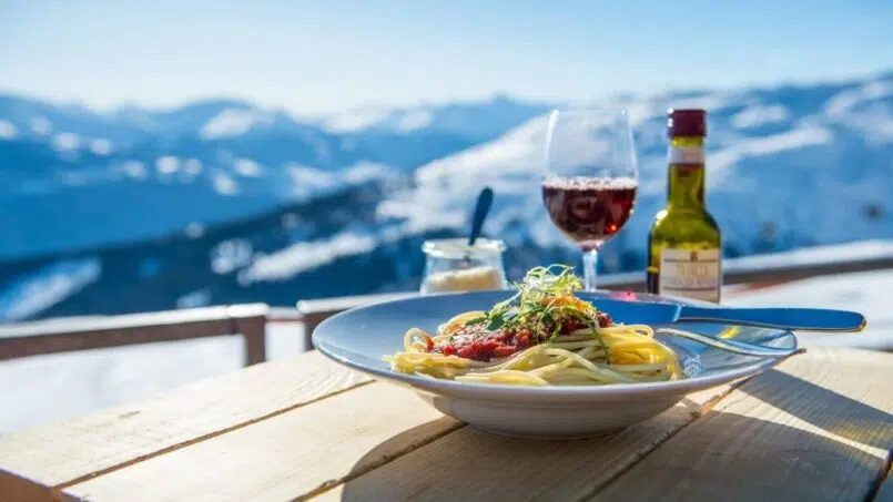 Gruppenhaus Berghaus Nagens Flims - Pasta und Wein auf Holztisch in den Bergen