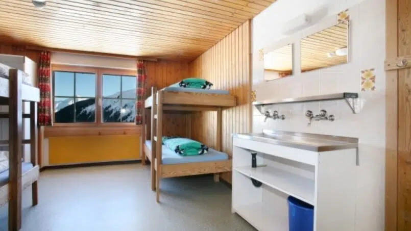 Gruppenhaus Berghaus Planatsch Sedrun Zimmer mit Etagenbetten und Waschbecken