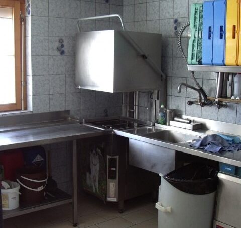 Gruppenhaus-Berghaus-Planatsch-Sedrun-Küche-mit-Spüle-und-Kühlschrank