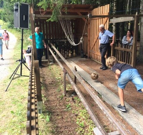 Gruppenhaus-Berghaus-Ricketschwändi-Kriens-Leute-Holzplattform-Waldgebiet