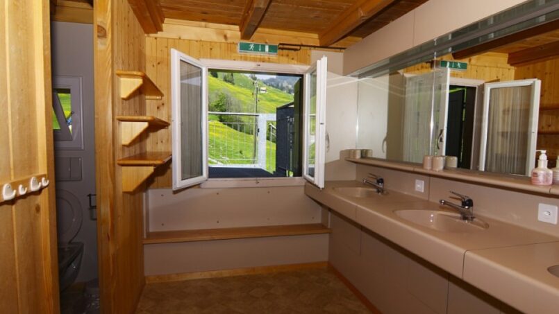 Gruppenhaus Berghaus TV Oerlikon Badezimmer mit zwei Waschbecken und Fenster in Rickenbach, Schwyz