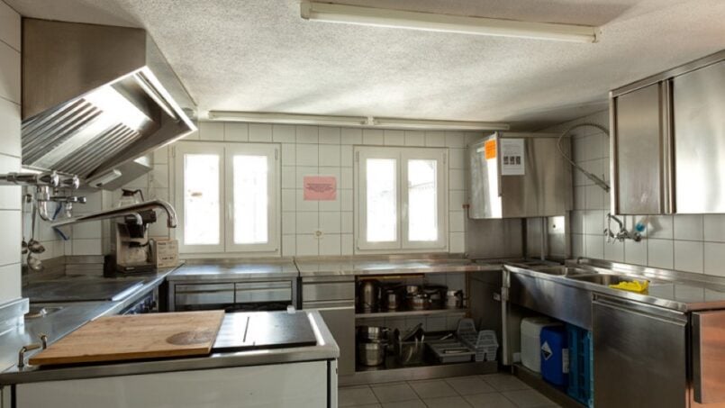 Gruppenhaus-Berghaus-TV-Oerlikon-Küche-mit-Edelstahlgeräten-Rickenbach-Schwyz