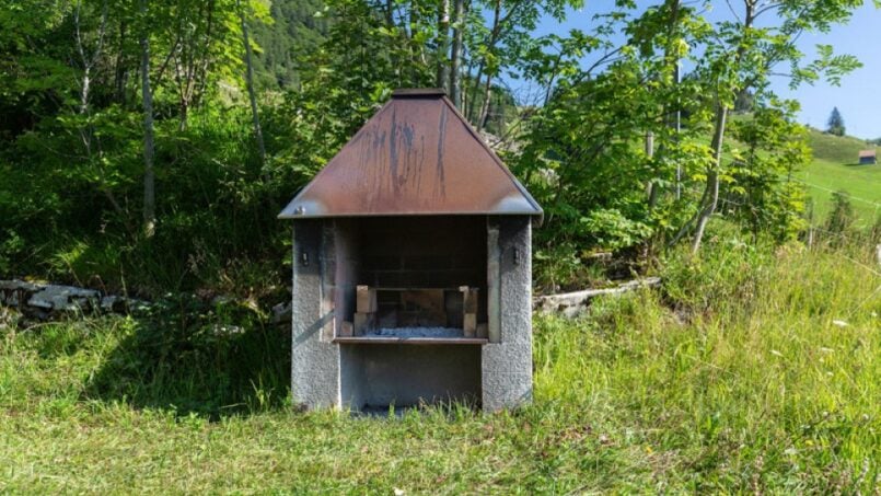 Gruppenhaus Berghaus TV Oerlikon Rickenbach Schwyz alter Rostgrill auf Wiese