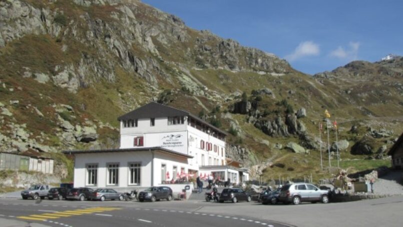 Gruppenhaus-Berghostel-und-Berglodge-Steingletscher-in-Gadmen-mit-Parkplätzen-vor-Bergkulisse