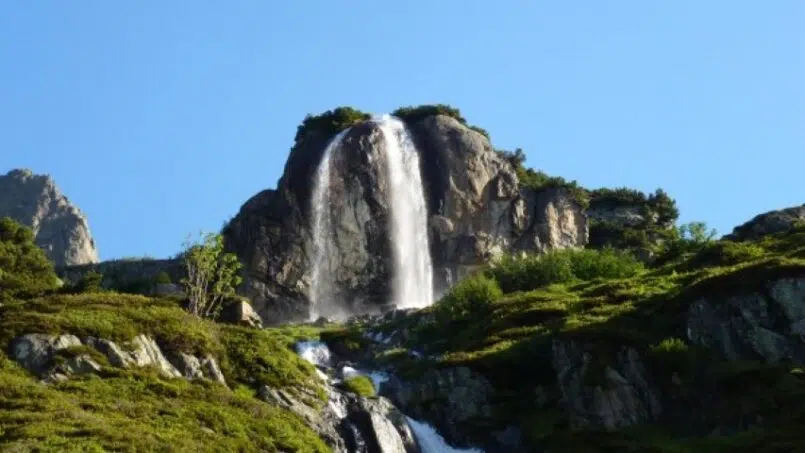 Gruppenhaus Berghotel und Berglodge Steingletscher mit Wasserfall in Gadmen